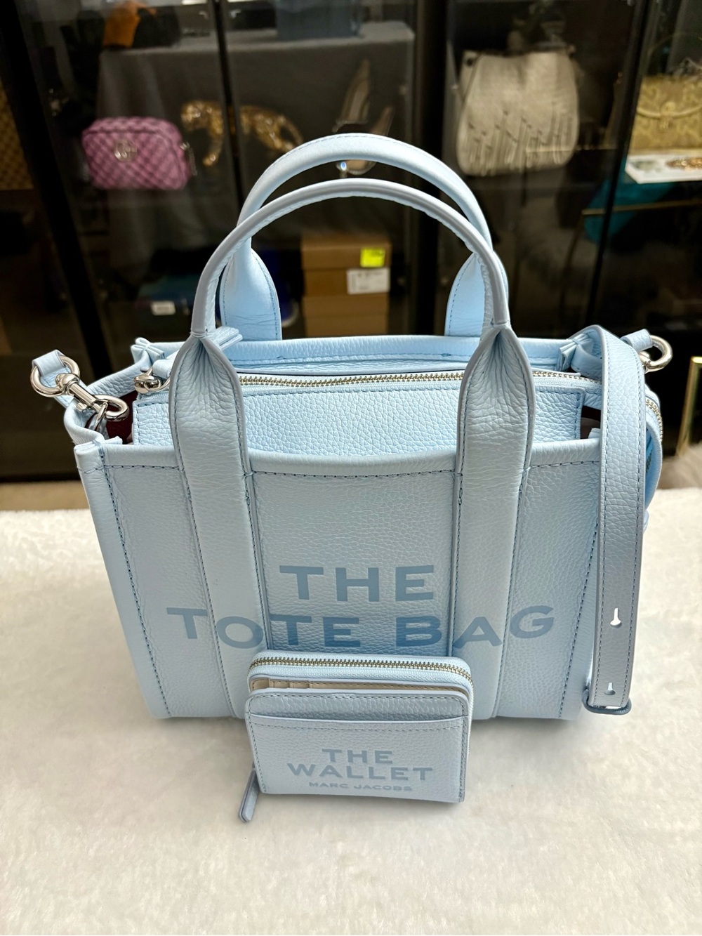 MARC JACOBS THE LEATHER SMALL TOTE BAG & MATCHING WALLET — CLOUD BLUE - Picture 6 of 16